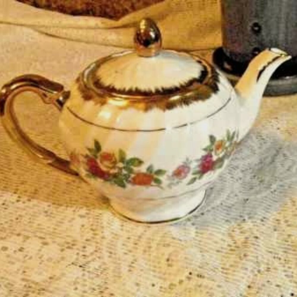 VINTAGE 1960 NASCO FINE CHINA TEAPOT/COFFEE SERVER GOLD TRIMMED ROSE FLORAL